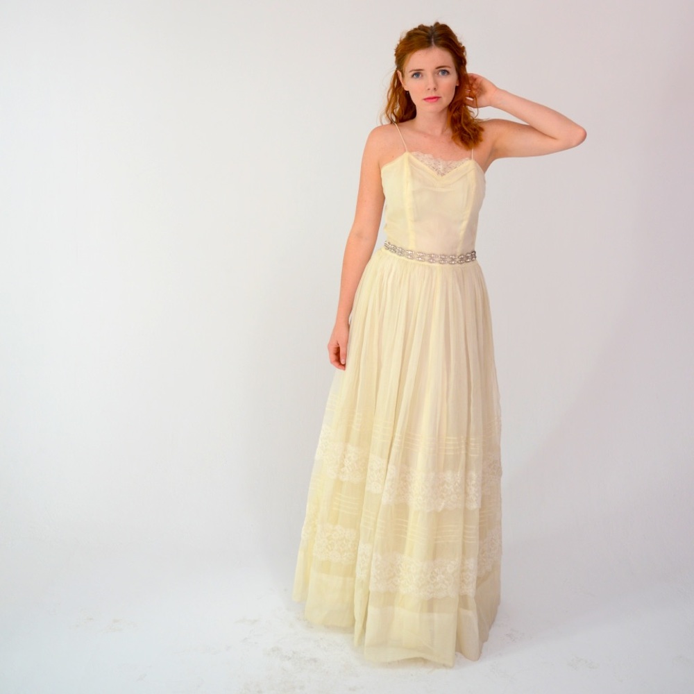 Vintage 1950s Cream Lace Wedding Dress